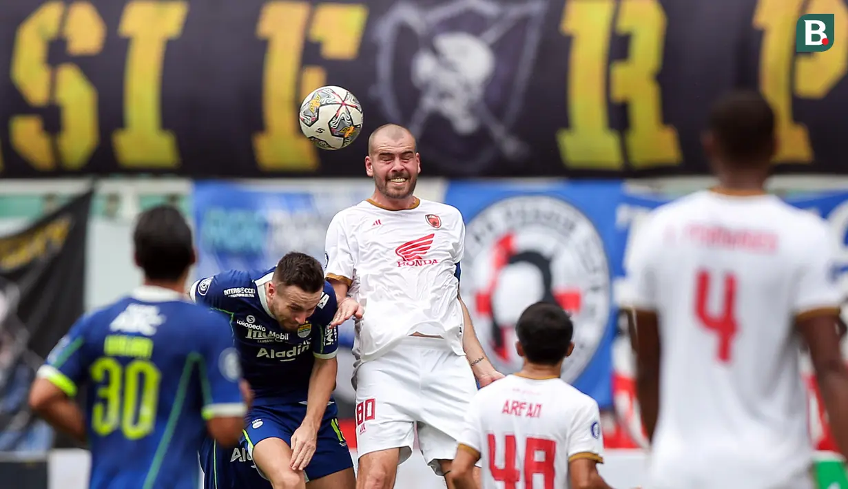 <p>Pemain PSM Makassar, Willem Jan Pluim (tengah kanan) berebut bola dengan pemain Persib Bandung, Marc Klok saat laga lanjutan BRI Liga 1 2022/2023 antara Persib Bandung melawan PSM Makassar di Stadion Pakansari, Bogor, Selasa (14/02/2023). (Bola.com/Bagaskara Lazuardi)</p>