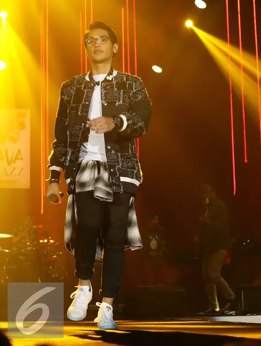 Aksi Panggung Afgan Syahreza saat menghibur penonton pada ajang Jakarta International BNI Java Jazz Festival di JIExpo, Jakarta, Minggu (6/3). Afgan tampil di Java Jazz dengan membawakan lagu 90an. (Liputan6.com/Herman Zakharia)