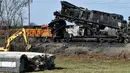 Rangkaian kereta barang terhempas ke luar rel menyusul kecelakaan yang terjadi di Georgetown, Kentucky, Amerika Serikat, Senin (19/3). Empat orang terluka dalam kecelakaan kereta barang tersebut. (AP Photo/Timothy D. Easley)