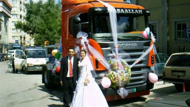 6 Kendaraan Pengantin Ukuran Besar Ini Bikin Heboh Pernikahan