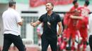 Pelatih Persija Jakarta, Thomas Doll (kanan) pada laga persahabatan antara Persija Jakarta menghadapi Rans Nusantara FC di Stadion Wibawa Mukti, Cikarang, Sabtu (16/7/2022). (Bola.com/M Iqbal Ichsan)