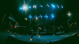 Aksi panggung Rizky Febian saat menghibur penonton pada konser Acara Grand Opening SPARK, Samarinda, Sabtu (2/7/2022) malam.  Kekasih Mahalini Raharja itu tampil mengenakan sweater hitam dan celana sobek-sobek. (Instagram/rizkyfbian)