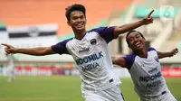 Rifky Dwi Septiawan (kiri) sukses mencetak gol indah dari luar kotak penalti saat melawan Persela Lamongan. Gelandang bertahan Persita Tangerang tersebut melakukan hal tersebut di umurnya yang masih 19 tahun 7 bulan 14 hari. (Bola.com/ Ikhwan Yanuar Harun)