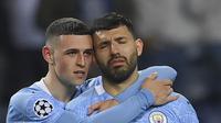 Pemain Manchester City, Phil Foden memeluk Sergio Aguero usai pertandingan melawan Chelsea pada babak final Liga Champions di Stadion Dragao di Porto, Portugal, Minggu (30/5/2021). Man City kalah atas Chelsea dengan skor 1-0. (David Ramos/Pool via AP)