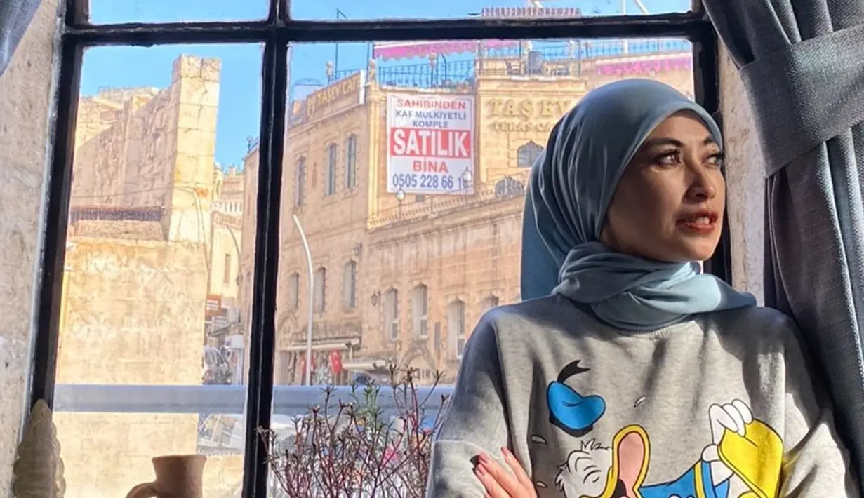 Unggah foto USG, Annisa Trihapsari umumkan hamil anak kedua dari pernikahannya dengan Sultan Djorghi pada April 2022 di usia 45 tahun. 3 bulan berselang tepatnya pada Juli 2022, artis senior yang masih aktif di dunia seni peran ini bagikan kabar duka bahwa ia alami keguguran. Diketahui penyebab Annisa Trihapsari keguguran dikarenakan kelelahan. Mengetahui kandungan tak bisa diselmatkan, bintang sinetron Indah Kasih Bunda ini berusaha ikhlas. (Liputan6.com/IG/@djorghisultan)