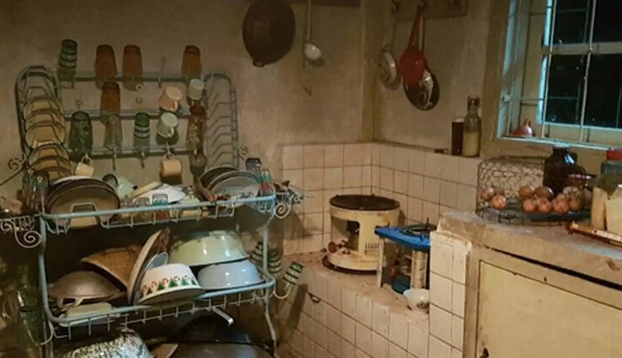 Menurut Tara Basro, sebelum akhirnya rumah tersebut dijadikan sebagai tempat syuting, rumah itu merupakan rumah kosong yang sudah tidak berpenghuni. Banyak kelelawar dan burung-burung. Sebelum akhirnya di renovasi untuk syuting. (Instagram/tarabasro)