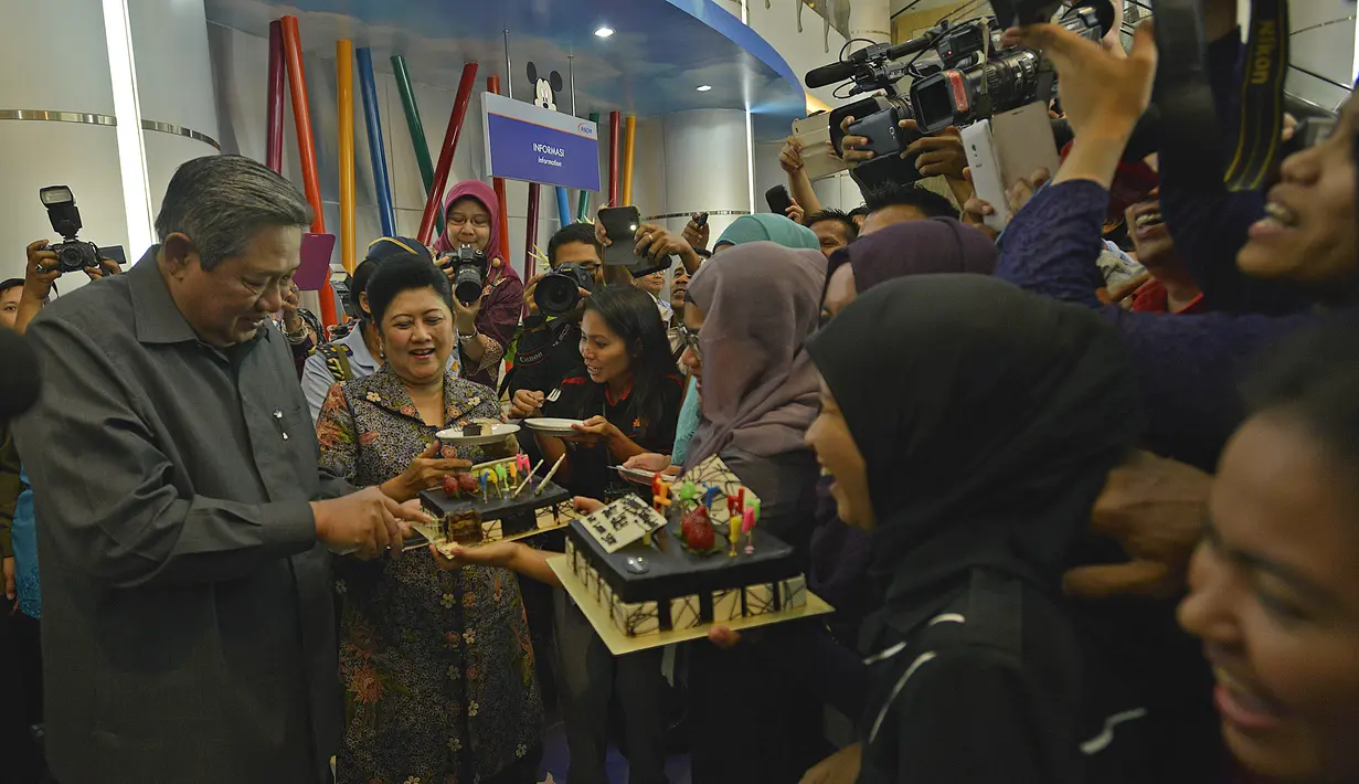 Presiden SBY didampingi Ibu Ani memotong kue ulang tahun ketika mendapatkan kejutan dari sejumlah wartawan kepresidenan di sela-sela acara Peresmian Pusat Kesehatan Ibu dan Anak RSCM Kiara di Jakarta, (9/9/14). (ANTARA FOTO/Widodo S.Jusuf)