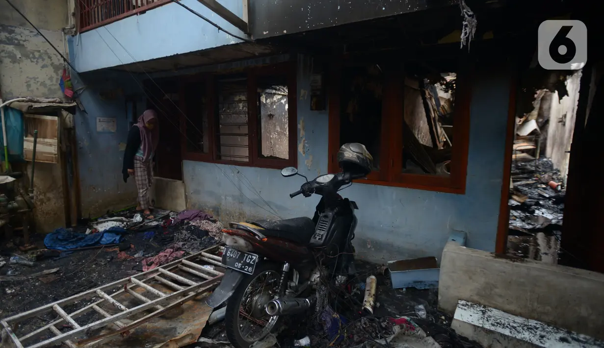 Kondisi rumah korban kebakaran di Jalan Bangka Buntu I, Kelurahan Bangka, Mampang Prapatan, Jakarta Selatan, Selasa (27/12/2022). Namun, akhirnya untuk memadamkan kobaran api perlu 26 unit mobil pemadam kebakaran dikerahkan. (merdeka.com/Imam Buhori)