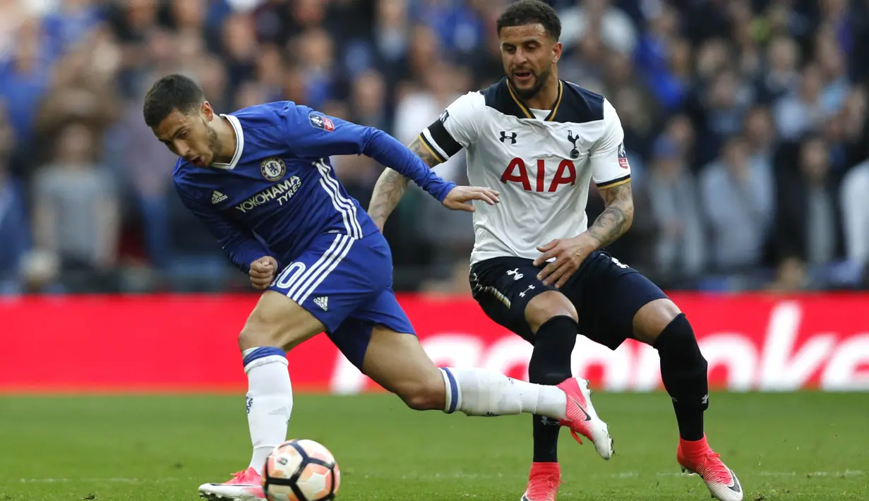 Kyle Walker (kanan) diharapkan mampu mengisi salah satu kelemahan Manchester City pada lini belakang musim 2017-2018. (AFP/Adrian Dennis)