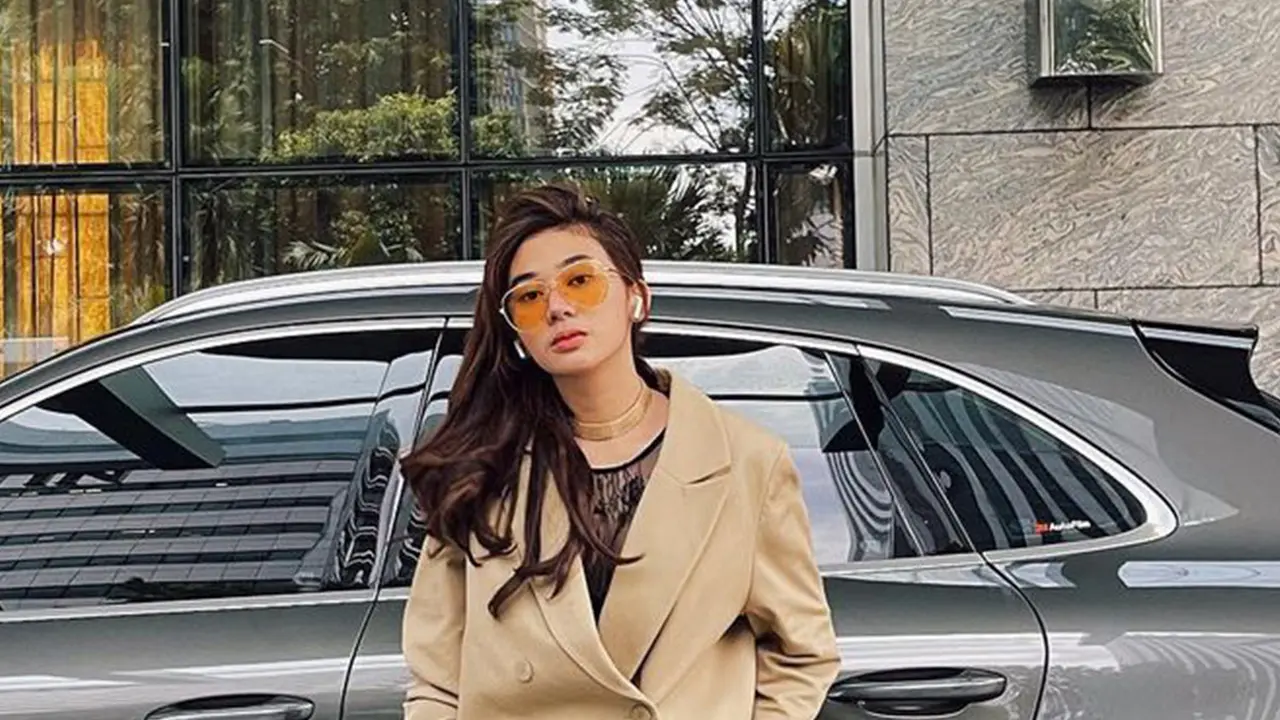 Gaya Seleb TikTok Clara Shinta Pakai Blazer, Bisa Jadi Inspirasi Outift Ngantor