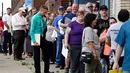 Suasana antrean pelamar kerja di Medical Marijuana Job Fair di McKeesport, Pennsylvania, Kamis (27/7). PurePenn akan memproduksi tanaman ganja menjadi bentuk kapsul, salep dan minyak dengan bantuan ahli kimia serta teknologi terbaru. (AP/Gene J. Puskar)