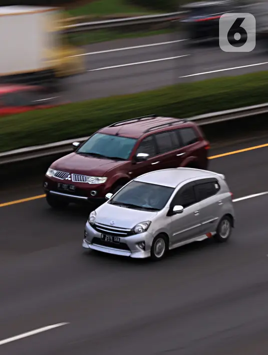 Mobil melintasi jalan Tol Tangerang-Jakarta di Tangerang, Banten, Rabu (30/3/2022). Mulai April 2022, Korlantas Polri akan menerapkan tilang elektronik bagi pengendara yang memacu kecepatan hingga 120 km per jam di jalan tol. (Liputan6.com/Angga Yuniar)