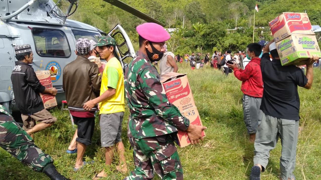 2 helikopter TNI AL dikerahkan untuk mengirimkan bantuan ke wilayah terisolasi akibat gempa di Sulbar. (Foto: Liputan6.com/Abdul Rajab Umar)