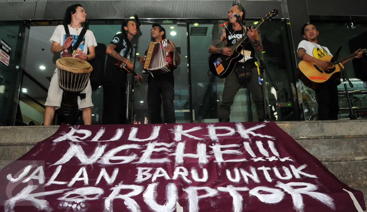 Band Punk Marjinal menyambangi Gedung KPK, Jakarta, Rabu (17/2). Mereka mengadakan konser kecil untuk menyuarakan penolakan terhadap revisi undang-undang nomor 30 tahun 2002 tentang KPK. (Liputan6.com/Helmi Afandi)