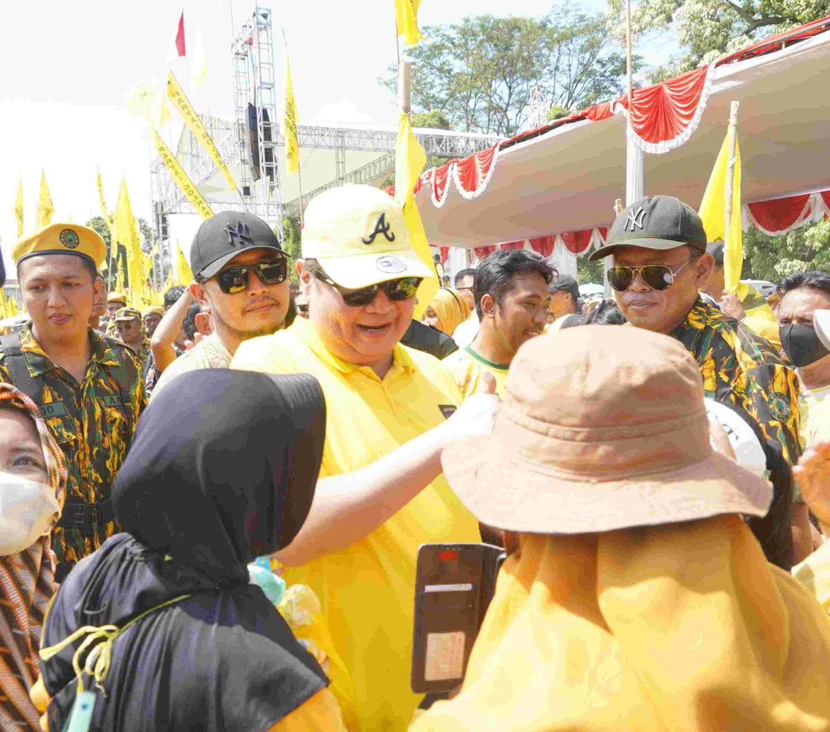 "Survei internasional, presiden terbaik Indonesia itu ada dua, Jokowi dengan 32 persen, dan Soeharto dengan 31 persen," imbuh Airlangga.<br>