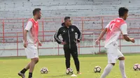 Pelatih PS TNI, Rudy Eka, saat memimpin sesi latihan persiapan jelang laga akhir penyisihan Grup C Piala Presiden 2017 melawan Perseru Serui. (Bola.com/Permana Kusumadijaya)
