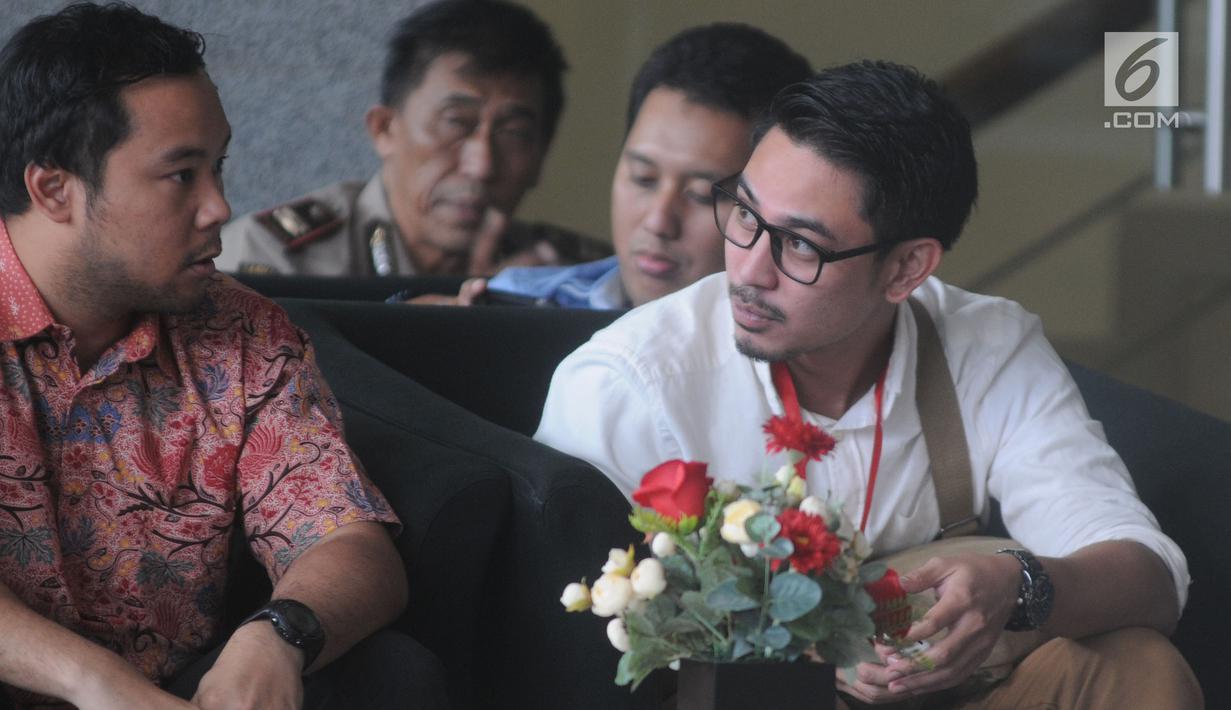 Adik Gubernur Jambi nonaktif Zumi Zola, Zumi Laza Zulkifli berbincang dengan kenalannya saat menunggu pemeriksaan di gedung KPK, Jakkarta (24/5). (Merdeka.com/Dwi Narwoko)