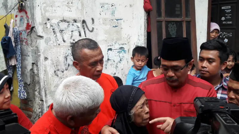 Djarot Dengarkan Curhatan Nenek di Cipulir