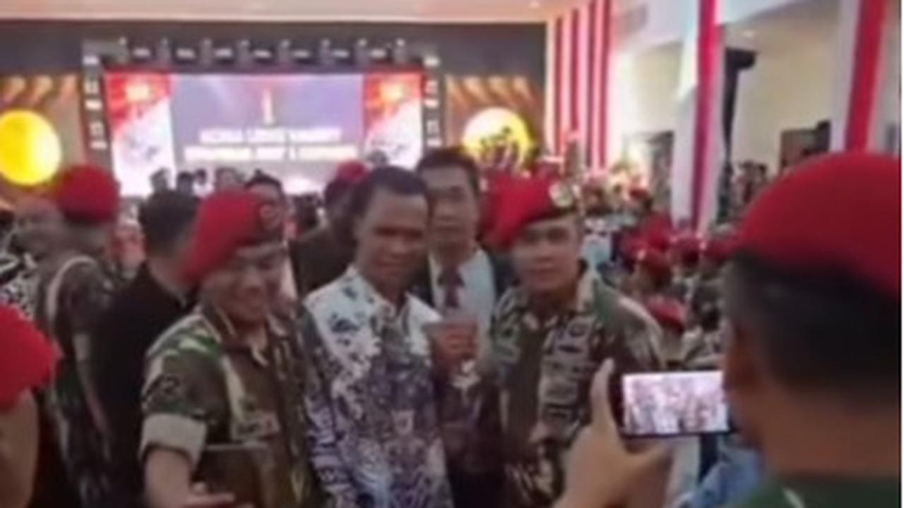 Penjelasan Lengkap Danjen Kopassus Sampai Minta Maaf Prajuritnya Foto-Foto Sama Hercules