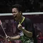 Tunggal putra Indonesia, Anthony Sinisuka Ginting, saat melawan wakil Denmark, Anders Antonsen, pada laga final Daihatsu Indonesia Masters 2020 di Istora, Jakarta, Minggu (19/1). Anthony Ginting menang 17-21, 21-15, dan 21-9. (Bola.com/M Iqbal Ichsan)