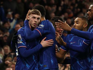 Gelandang Chelsea, Cole Palmer (kiri) merayakan dengan rekan setimnya setelah tendangannya yang terdefleksi membuat skor menjadi 2-1 saat pertandingan sepak bola Liga Premier Inggris melawan West Ham United di Stamford Bridge, London pada 3 Februari 2025. (Adrian Dennis/AFP)