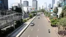 Suasana arus lalu lintas tampak lengang di Jalan Sudirman, Jakarta Rabu (27/6). Jalan Sudirman-Thamrin lenggang, tanpa pemandangan kemacetan sebagaimana pada hari-hari kerja biasa. (Liputan6.com/Arya Manggala)