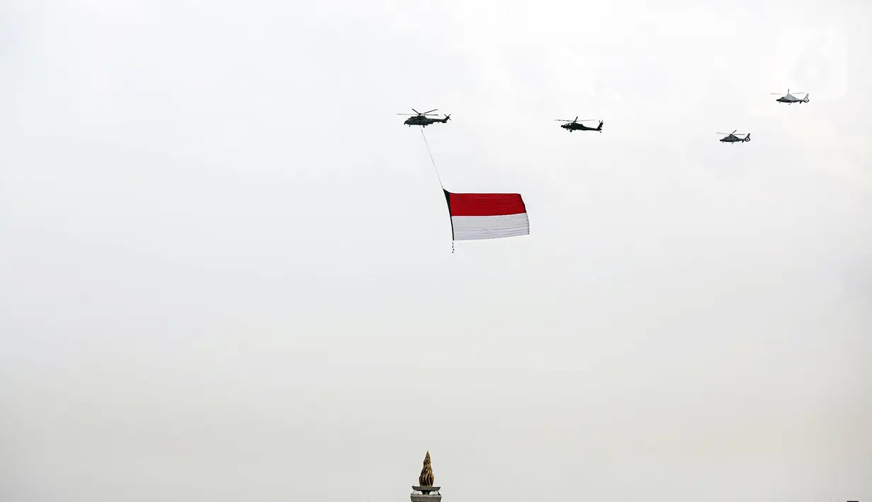 Pesawat tempur F-16 TNI AU terbang melintas di atas Istana Merdeka saat upacara peringatan detik-detik proklamasi di Jakarta, Rabu (17/8/2022). Aksi pesawat tempur TNI AU tersebut untuk memperingati Hari Ulang Tahun ke-77 Republik Indonesia. (Liputan6.com/Faizal Fanani)