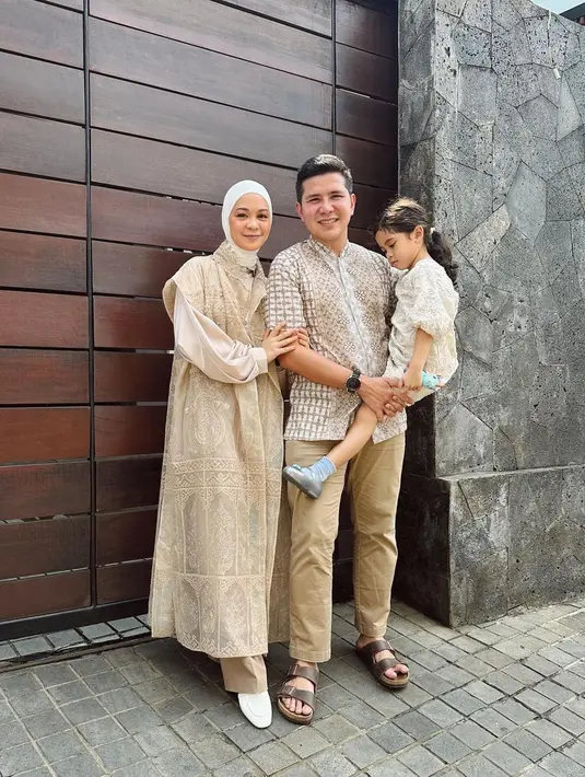 Tantri Namirah dan Haykal Kamil tampil kompak dan serasi dengan busana Lebaran mereka. Tantri tampil cantik dengan busana berwarna cokelat, sedangkan Haykal dan sang putri tampil serasi dengan busana bernuansa senada. Foto: Instagram.