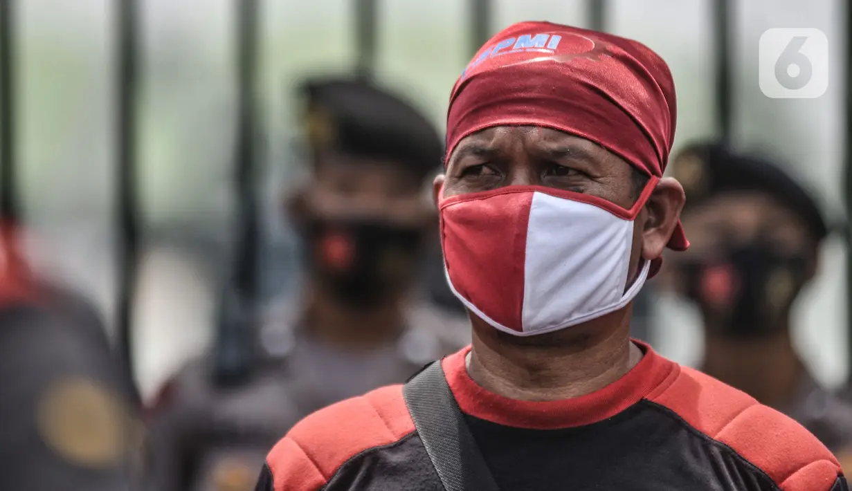 Buruh dari berbagai serikat pekerja menggelar aksi di depan Gedung DPR RI, Jakarta, Senin (9/11/2020). Dalam aksinya massa buruh menuntut dibatalkannya UU No.21 Tahun 2020 tentang Cipta Kerja melalui mekanisme legislatif review dan kenaikan upah minimum 2021. (merdeka.com/Iqbal S. Nugroho)