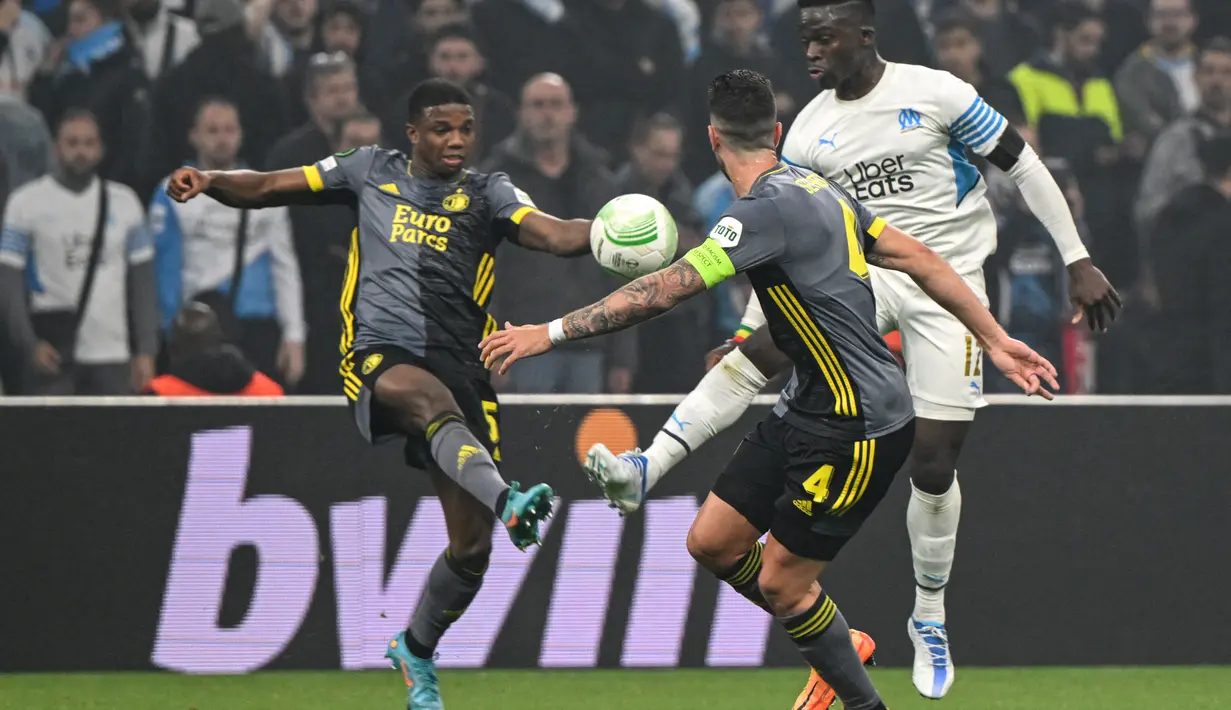 Bek Feyenoord,  Tyrell Malacia (kanan) berebut bola dengan penyerang Marseille, Bamba Dieng selama pertandingan leg kedua semifinal Liga Europa Conference League di Stadion Velodrome di Marseille, pada 5 Mei 2022. Tyrell Malacia adalah lulusan akademi Feyenoord dengan 136 penampilan dan empat gol. (AFP/NICOLAS TUCAT)