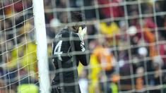 Kiper Manchester United, Andre Onana, tampak kecewa setelah ditahan imbang Galatasaray pada laga grup A Liga Champions di Stadion Rams Park, Kamis (30/11/2023). Kedua tim bermain sama kuat 3-3. (AP Photo)