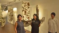Thresia Mareta (kiri), Engel Tanzil (tengah), dan Adi Purnomo (kanan) yang sedang berada di instalasi seni Lorong Waktu di Kemang, Jakarta Selatan. (dok.Liputan6.com/Geiska Vatikan Isdy).