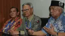 Mantan Pimpinan KPK, Tumpak Hatorangan Panggabean, Erry Riyana Hardjapamekas dan Taufiqurrahman Ruki memberikan keterangan atas polemik Revisi UU KPK di Jakarta, Senin (16/9/2019). Mereka menanggapi rancangan UU KPK seharusnya menguatkan pemberantasan korupsi. (merdeka.com/dwi narwoko)