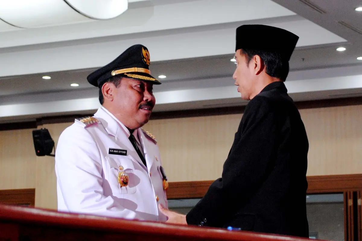 [FOTO] Jokowi Lantik Walikota Jakarta Barat di Tempat Ber-AC