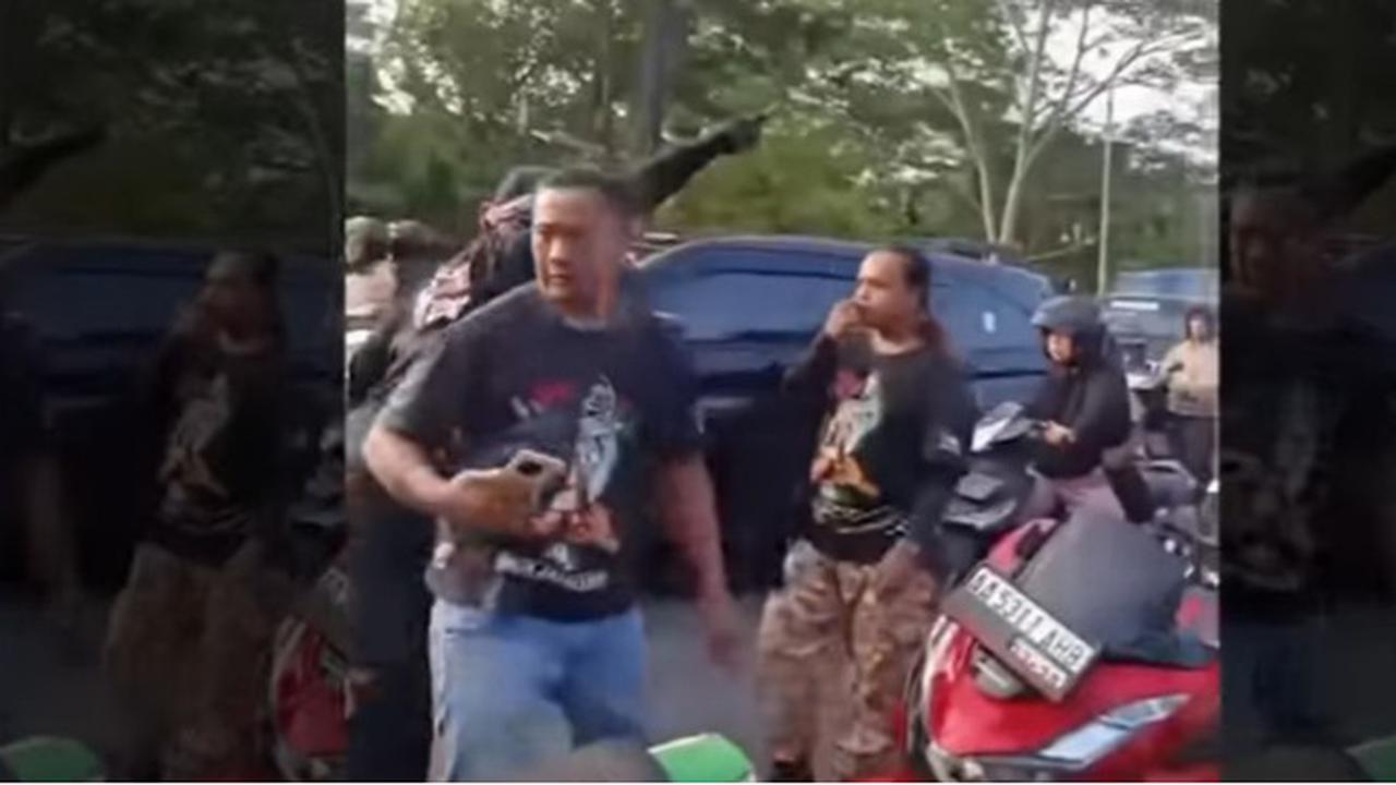 VIDEO: Aksi Ormas GPK Tendang Mobil TNI, Konvoi Geber Motor Bikin Tentara Loncat dari Truk