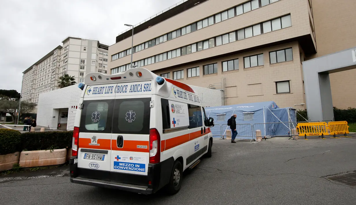 Mobil ambulans terparkir di luar Rumah Sakit Agostino Gemelli di Roma, Italia, Selasa (3/3/2020). Korban tewas akibat virus corona atau COVID-19 di Italia terus bertambah. (Xinhua/Alberto Lingria)