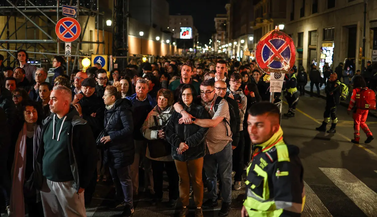 Orang-orang mengantri untuk memasuki Vatikan dan memberikan penghormatan kepada mendiang Paus Fransiskus, di dekat Vatikan, di Roma pada tanggal 24 April 2025. (HENRY NICHOLLS/AFP)