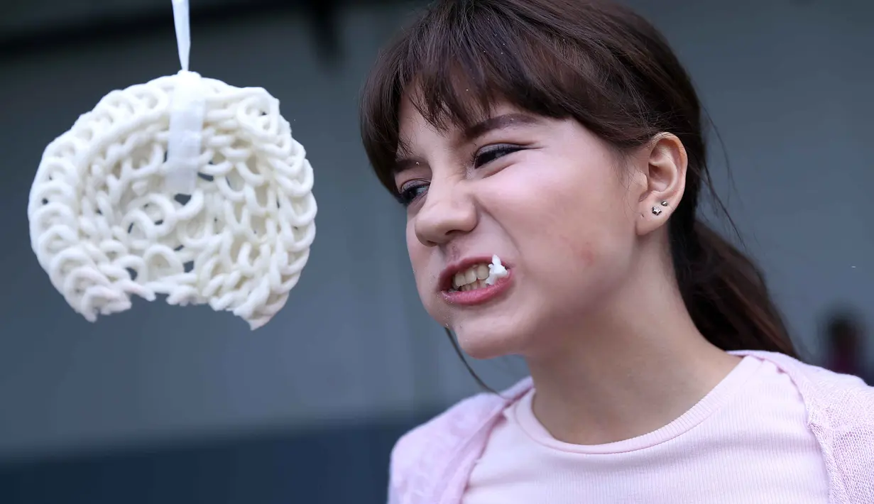 Dengan susah payah, akhirnya waktu yang ditentukan pun usai. Kedua pasangan muda ini tidak ada yang menghabiskan krupuknya. Namun setelah diteliti, Cassandra yang memenangkan perlombaan ini. (Nurwahyunan/Bintang.com)