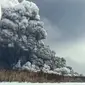 Asap dan abu terlihat selama letusan gunung berapi Shiveluch di Semenanjung Kamchatka di Rusia, Selasa, 11 April 2023. (Alexander Ledyayev melalui AP)