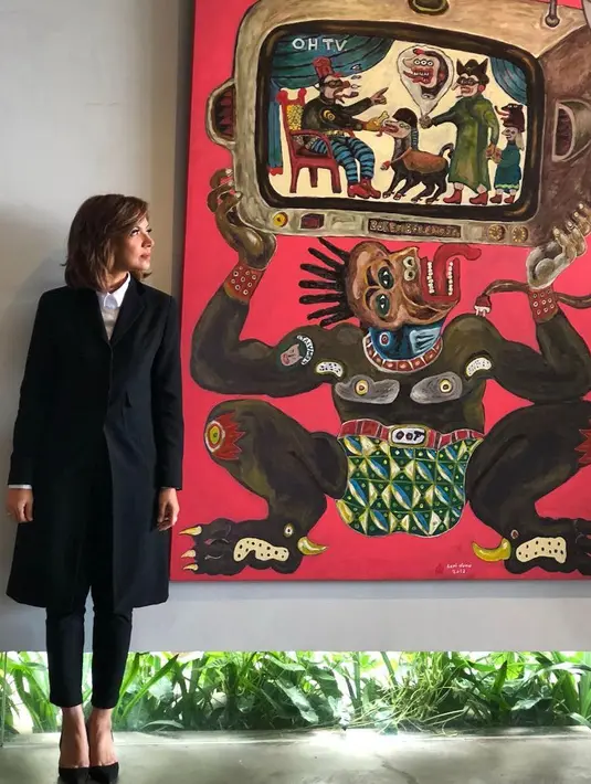 Seperti di foto ini contohnya, bertema hitam-hitam membuat penampilannya ini sangat formal. Long blazer yang dipadukannya dengan kemeja putih ini juga ia padukan dengan skinny pantsnya yang juga berwarna hitam. (Instagram/najwashihab)