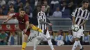 Gelandang AS Roma, Lorenzo Pellegrini, melepaskan tendangan saat melawan Juventus pada laga Serie A di Stadion Olimpico, Senin (14/5/2018). AS Roma imbangi Juventus dengan skor 0-0. (AP/Gregorio Borgia)