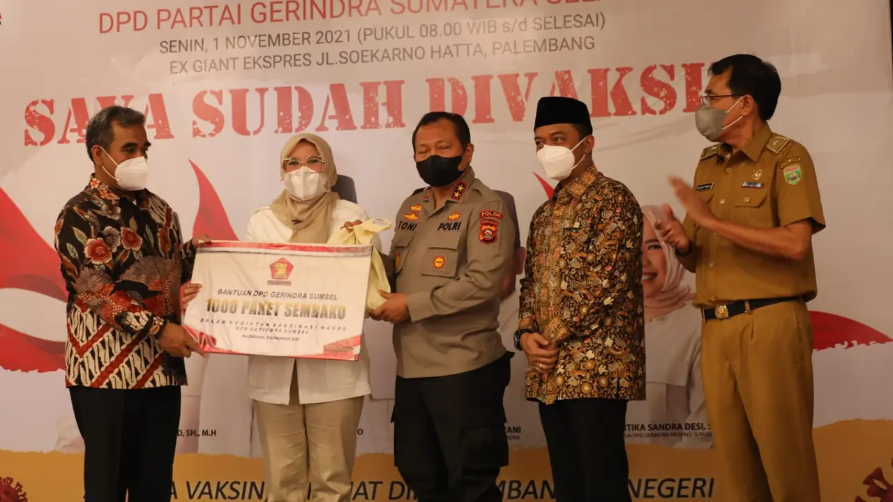 Sekjen DPP Partai Gerindra Ahmad Muzani bersama Gubernur Sumsel Herman Deru dan Kapolda Sumsel Irjen Pol Toni Harmanto meninjau pelaksanaan vaksinasi yang digelar DPD Gerindra Sumatera Selatan.