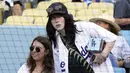 Penyanyi Billie Eilish duduk sebelum pertandingan bisbol antara Los Angeles Dodgers dan San Francisco Giants di Los Angeles, Amerika Serikat, 21 Juli 2022. Billie Eilish menyaksikan tim tuan rumah bangkit dari ketertinggalan untuk kemudian memenangkan pertandingan dengan skor 9-6. (AP Photo/Marcio Jose Sanchez)