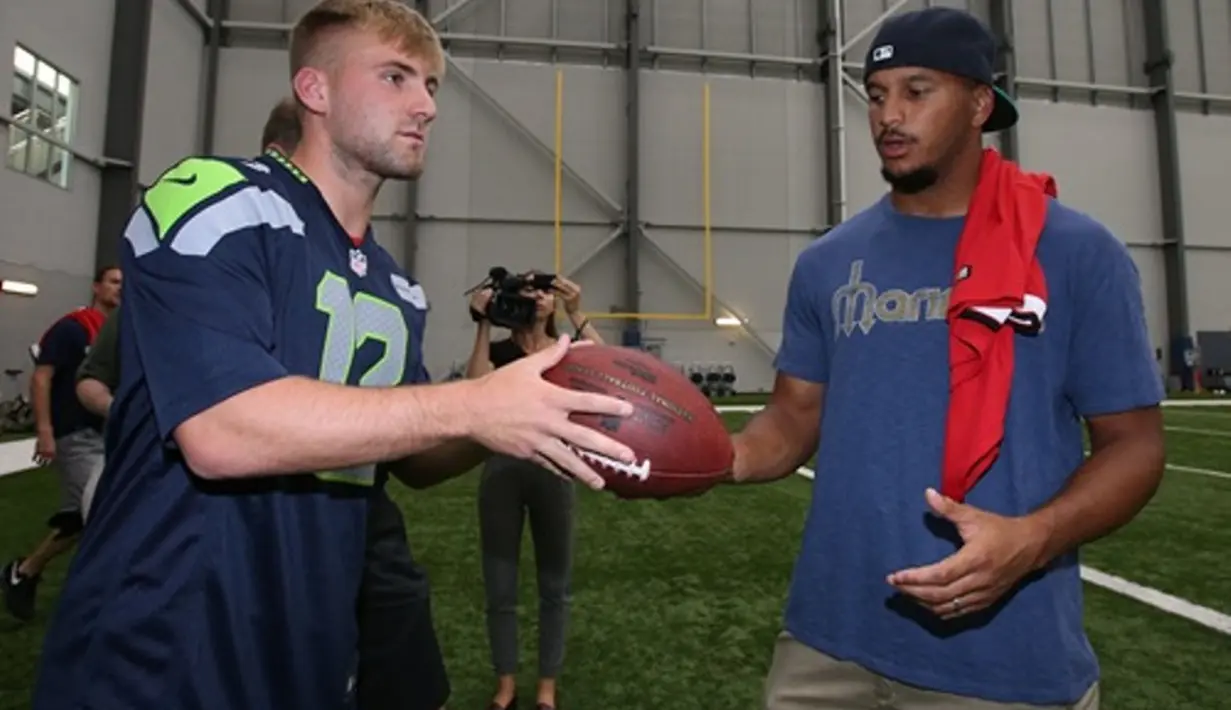Luke Shaw sedang mencoba melempar bola dari Jermaine Kearse. (Manutd.com)