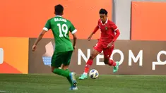 Bek Timnas Indonesia U-20, Kakang Rudianto mengiring bola dari kalawan pemain Irak, Sajjad Mohammed selama pertandingan Piala Asia U-20 di Stadion Lokomotiv, Tashkent, Uzbekistan, Rabu (1/3/2023). Timnas Indonesia kalah 0-1 dari Irak. (Foto:Dok PSSI)