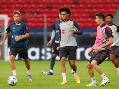 Pemain Bayern Munchen saat mengikuti sesi latihan jelang pertandingan Piala Super Eropa 2020 di Puskas Arena, Budapest, Kamis (24/9/2020). Bayern Munchen akan menghadapi juara Liga Europa, Sevilla. (AFP/Bernadett Szabo)