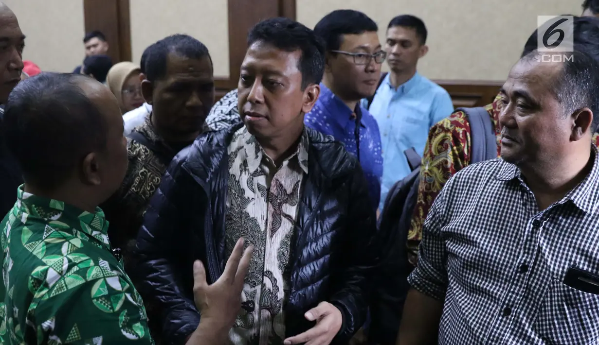 Terdakwa kasus suap jual-beli jabatan di lingkungan Kemenag, M Romahurmuziy (tengah) bersiap menjalani sidang lanjutan di Pengadilan Tipikor, Jakarta, Rabu (18/9/2019). Sidang yang seharusnya beragendakan pembacaan eksepsi dibatalkan karena terdakwa mengaku sakit. (Liputan6.com/Helmi Fithriansyah)