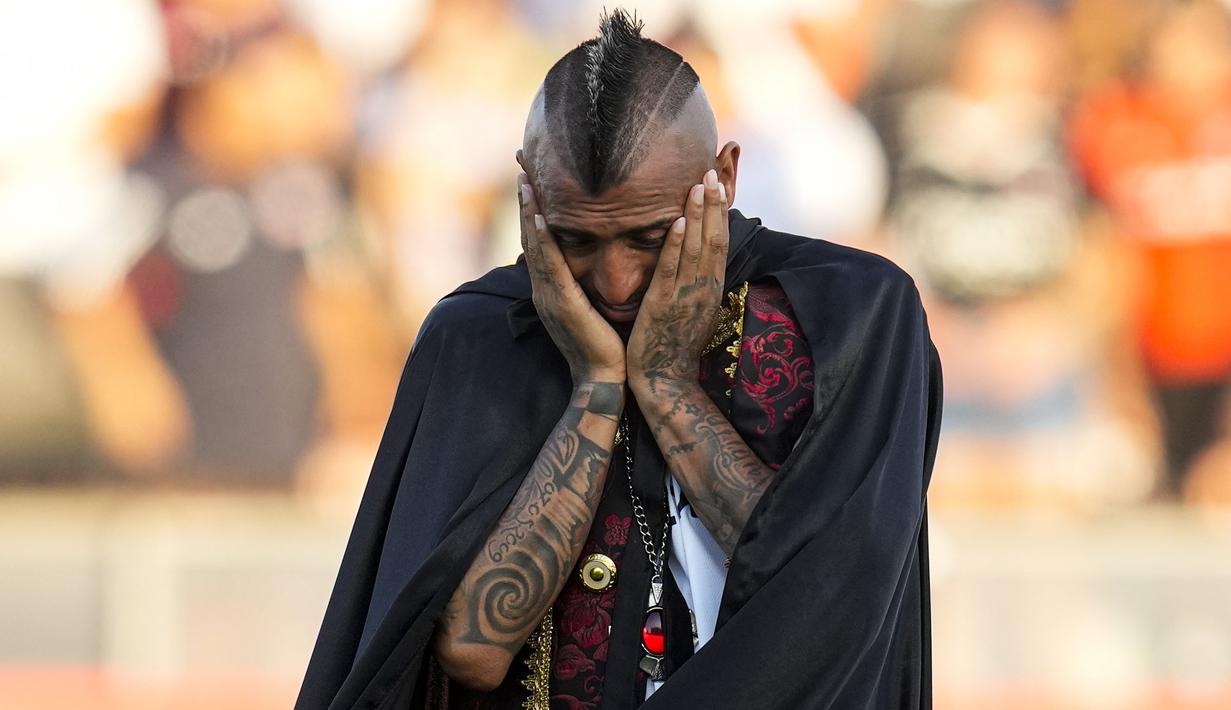 Ekspresi terharu Arturo Vidal saat diperkenalkan sebagai pemain baru klub Liga Chile, Colo-Colo di Stadion Monumental David Arellano, Chili, Jumat (2/2/2024) WIB. (AP Photo/Esteban Felix)