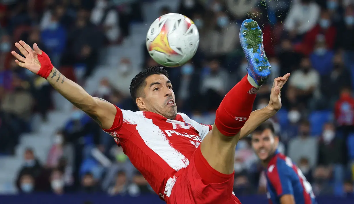 Luis Suarez. Pemain berusia 45 tahun yang telah dua musim di Atletico Madrid ini total 8 musim bermain di Liga Spanyol mulai 2014/2015 hingga kini. Sebelum berseragam Atletico Madrid ia lebih dahulu membela Barcelona. Total tampil 251 laga dengan torehan 174 gol dan 84 assist. (AFP/Javier Soriano)