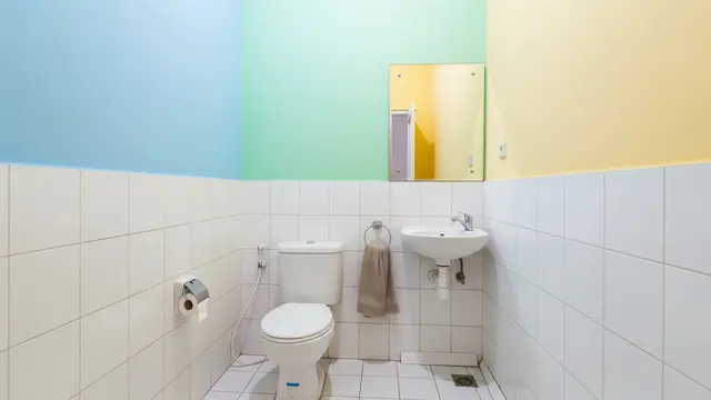 Desain Kamar Mandi Kecil Tanpa Jendela yang Tetap Terang